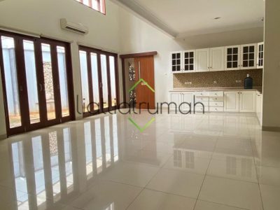 Rumah Menteng di sewakan lokasi sangat strategis dekat area komersil