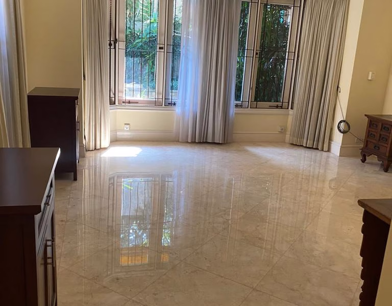 Rumah sewa Menteng siap huni ada pool