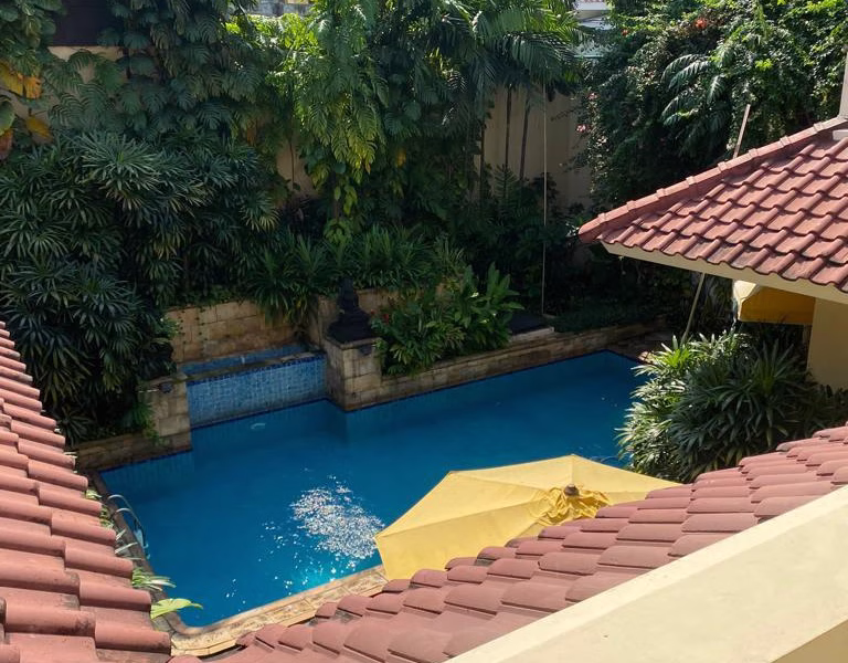 Rumah sewa Menteng siap huni ada pool