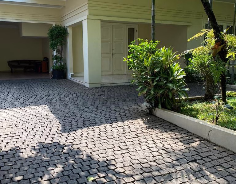 Rumah sewa Menteng siap huni ada pool