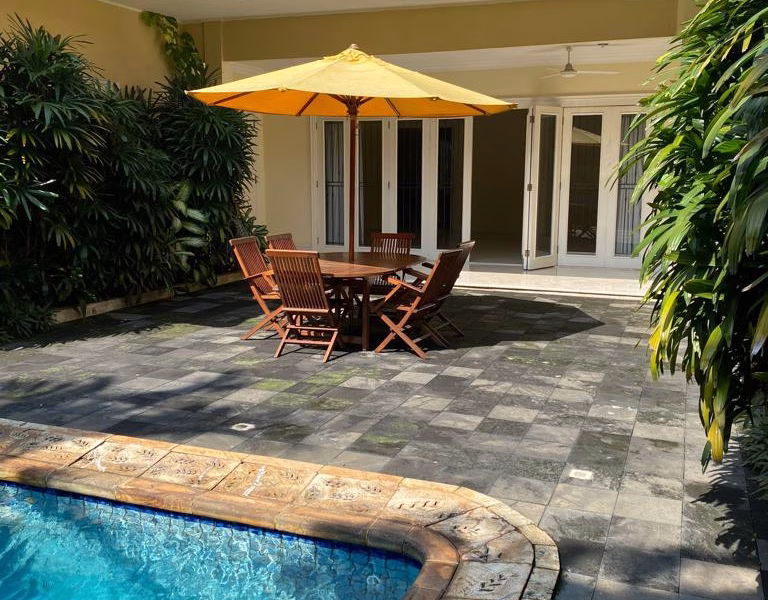 Rumah sewa Menteng siap huni ada pool