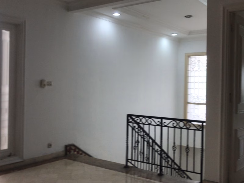 Rumah Menteng lokasi dekat jalan protokol Menteng sangat strategis bisa untuk office