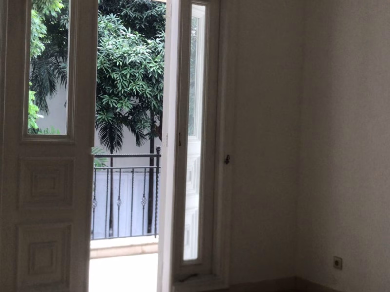 Rumah Menteng lokasi dekat jalan protokol Menteng sangat strategis bisa untuk office