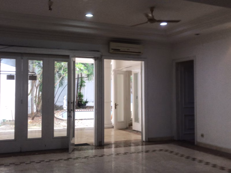 Rumah Menteng lokasi dekat jalan protokol Menteng sangat strategis bisa untuk office