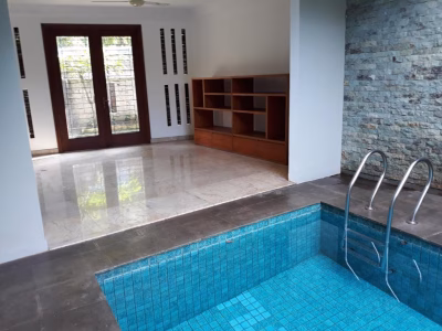 Rumah di sewa 2 lantai area Kuningan lokasi tenang dan stategis siap huni