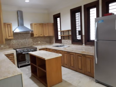 Rumah di sewa 2 lantai area Kuningan lokasi tenang dan stategis siap huni