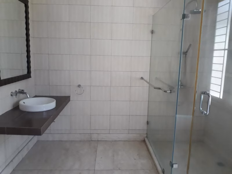 Rumah di sewa 2 lantai area Kuningan lokasi tenang dan stategis siap huni