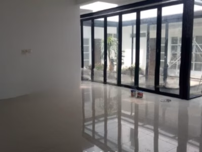 Rumah sewa Menteng dekat Cendana , un furnished , no Pool