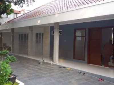 Rumah sewa Menteng dekat Cendana , un furnished , no Pool