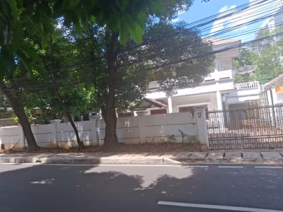 Rumah 2 lantai area Cikini bisa di jadikan tempat usah atau pun kantor