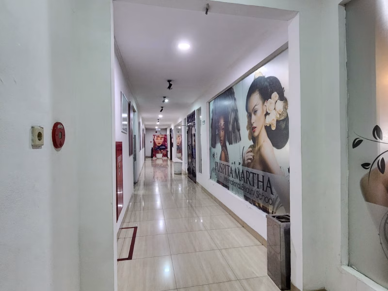 Gedung 4 lantai area Menteng , lokasi sangat strategis , SHGB