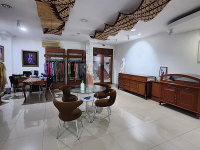 Gedung 4 lantai area Menteng , lokasi sangat strategis , SHGB