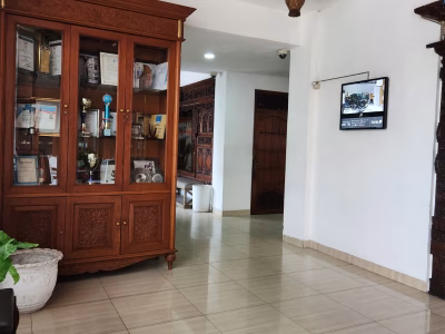 Gedung 4 lantai area Menteng , lokasi sangat strategis , SHGB