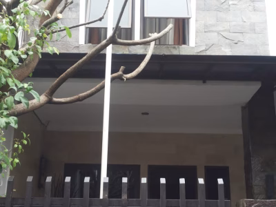 Rumah 2 lantai area Menteng dekat jalan sudirman dan Thamrin