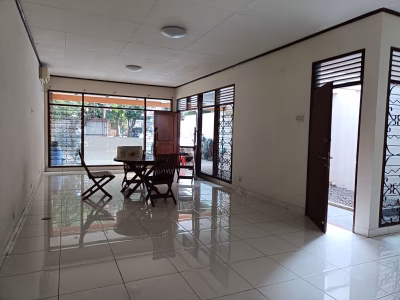 Rumah sewa area Cikini , Jakarta Pusat bisa dijadikan office ataupun tempat usaha